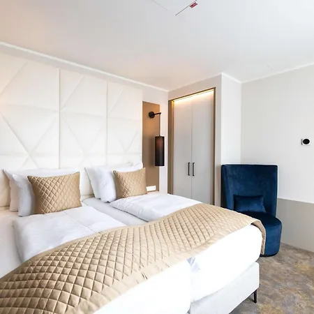 Western Premier Royal Blue 4* Leipzig